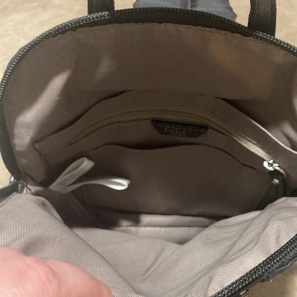 Tutilo New York Sling Pack - Picture 3 of 9